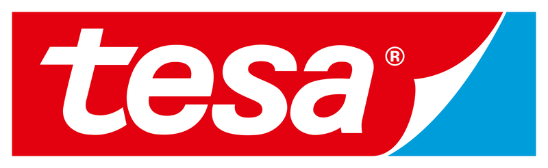 Offizielles Tesa Logo - tesa-Schrift auf rotem Hintergrund. Das Logo ist im Kleber-Design mit blauer Rückseite