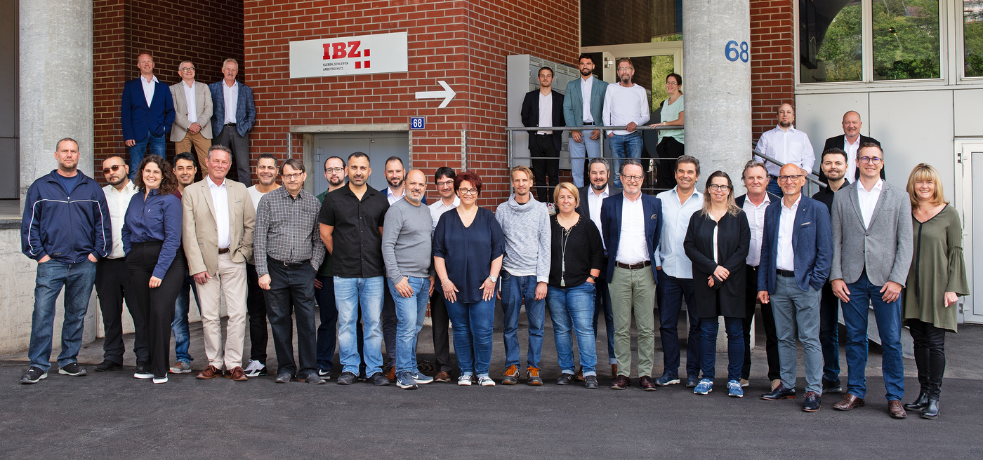 IBZ Teamfoto von Juli 2022. Das Foto ist auf der Laderampe der IBZ Industrie AG in Adliswil/Sihlau. 