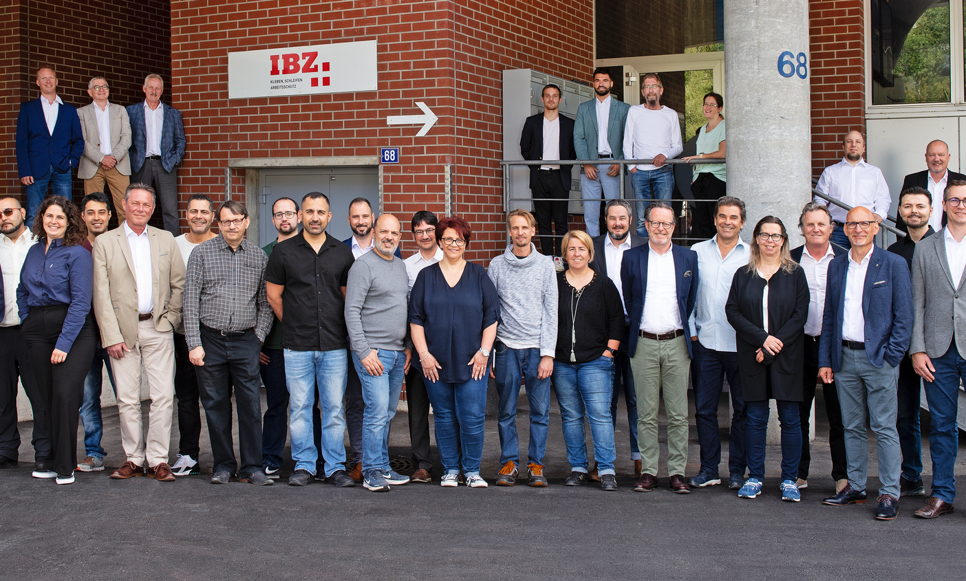 Photo d'équipe IBZ de juillet 2022. La photo est prise sur le quai de chargement d'IBZ Industrie AG à Adliswil/Sihlau. 