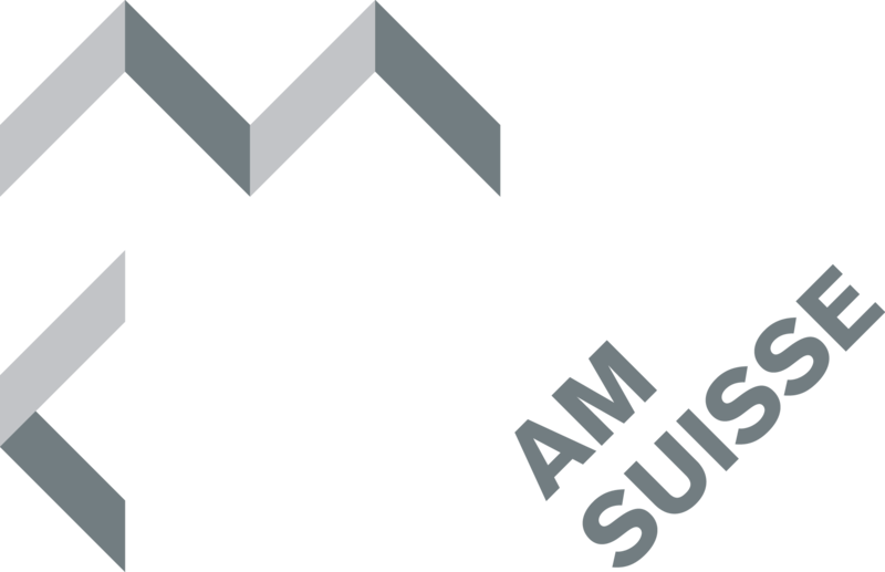 Die Abbildung zeigt das AM Suisse Logo. Unten rechts im 45 Winkel und in grau steht AM Suisse,links und oben links ist ein graues, eckiges zeichen