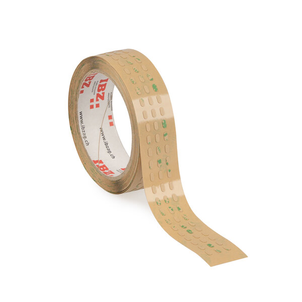 L'illustration montre des pièces étampées autocollantes qui ont été découpées en plusieurs bandes. Le liner est brun, l'arrière-plan est blanc. 