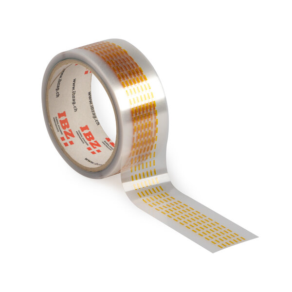 L'illustration montre des pièces étampées découpées dans du ruban adhésif Kapton, en plusieurs bandes. Le liner est transparent, l'arrière-plan est blanc. 