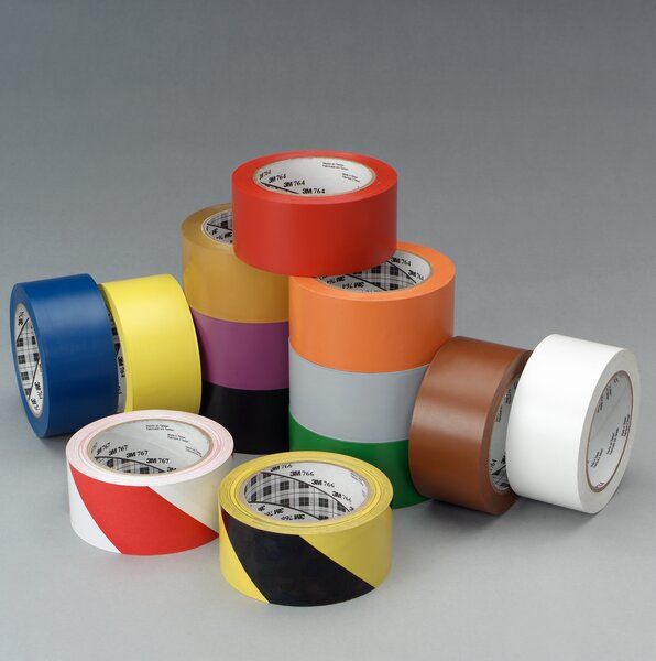 Die Abbildung zeigt 3M Tapes in verschiedenen farben und materialien, wobei die bände rgestapelt sind. Der hintergrund ist grau