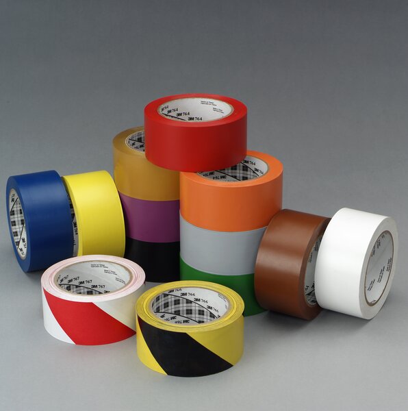 Rubans 3m dans toutes les couleurs L'illustration montre des rubans 3M de différentes couleurs et matériaux, les rubans étant empilés. L'arrière-plan est gris