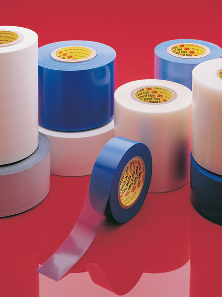 Scotch Brand Tape L'image montre 3M Scotch Brand Tapes en blanc et en bleu dans différentes tailles et matériaux. Le fond est rouge réfléchissant